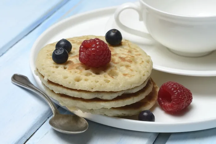 Gerahmter Druck : Blini, Mini-Pfannkuchen mit Früchten, Blini. Gerahmter Druck : Blini, Mini-Pfannkuchen mit Früchten, Blini.