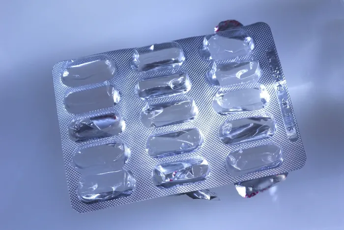 Gerahmter Druck : Leere Blisterverpackung, Verpackung für Tabletten oder Kapseln. Gerahmter Druck : Leere Blisterverpackung, Verpackung für Tabletten oder Kapseln.