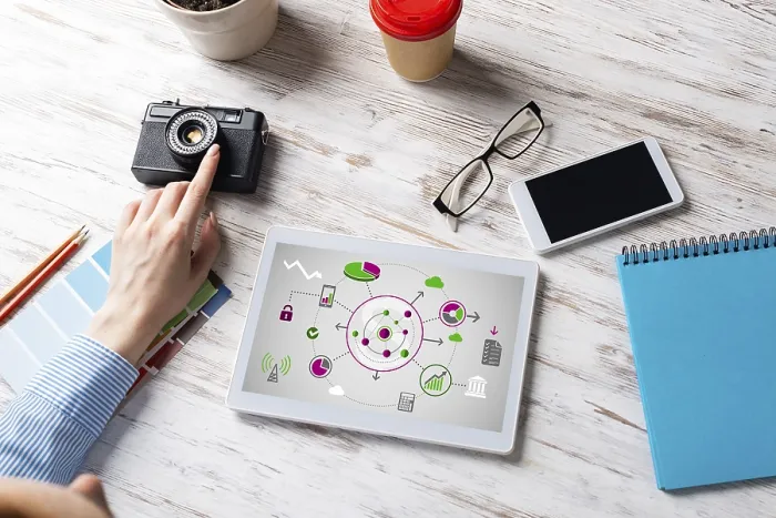 Gerahmter Druck : Blogger sitzt an Schreibtisch mit Tabletcomputer und Kamera. Gerahmter Druck : Blogger sitzt an Schreibtisch mit Tabletcomputer und Kamera.