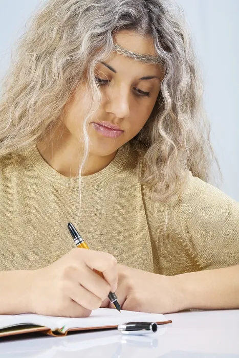 Gerahmter Druck : Blonde Schreiberei Gerahmter Druck : Blonde Schreiberei