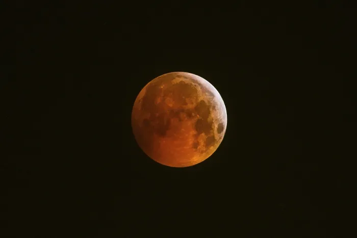 Gerahmter Druck : Blutmond bei totaler Mondfinsternis. Gerahmter Druck : Blutmond bei totaler Mondfinsternis.