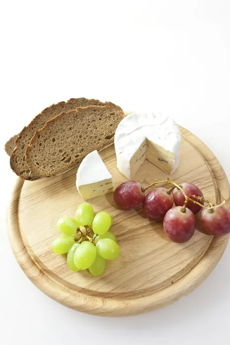 Gerahmter Druck : Blauer Käse auf einem Brett mit Brot und Trauben. Gerahmter Druck : Blauer Käse auf einem Brett mit Brot und Trauben.