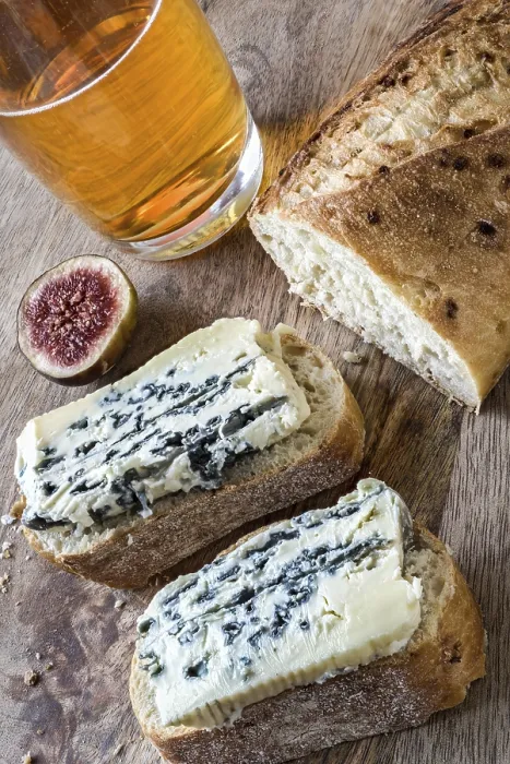 Gerahmter Druck : Blauer Käse, Zider und Weißbrot. Gerahmter Druck : Blauer Käse, Zider und Weißbrot.
