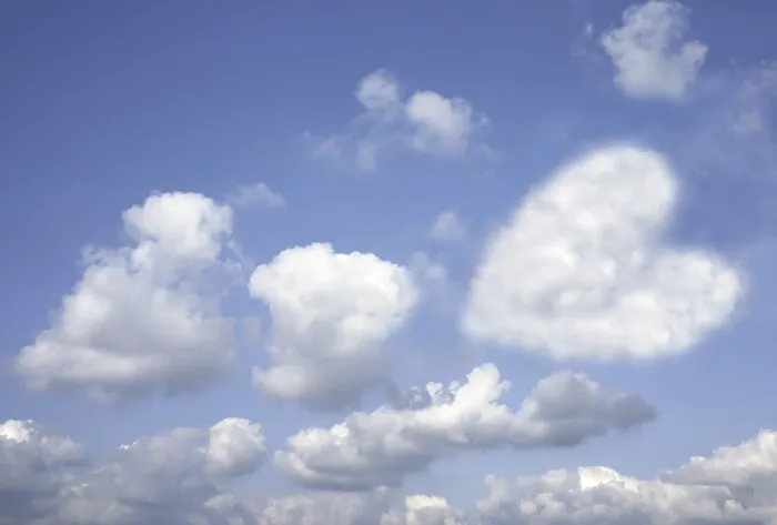 Gerahmter Druck : Blaues wolkenverhang mit einer Wolke, die einem Herz ähnelt. Gerahmter Druck : Blaues wolkenverhang mit einer Wolke, die einem Herz ähnelt.