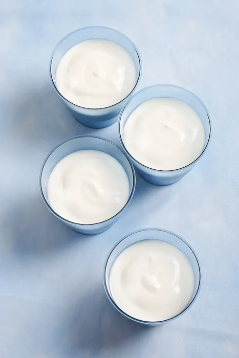 Gerahmter Druck : Vier blaue Tassen Joghurt.