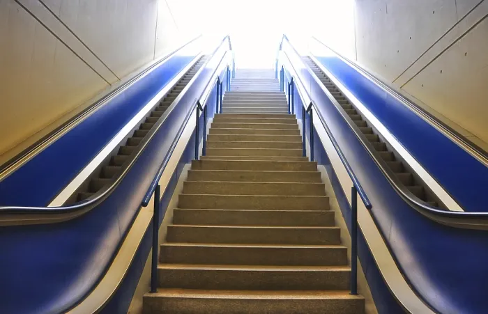 Gerahmter Druck : Blaue Aufzüge mit Treppen Gerahmter Druck : Blaue Aufzüge mit Treppen