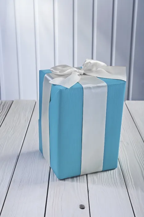 Gerahmter Druck : Blauer Geschenkkarton