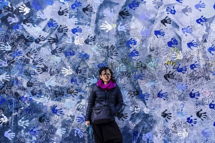 Gerahmter Druck : Blauer Hände, Berliner Mauer - Berliner Mauer Gerahmter Druck : Blauer Hände, Berliner Mauer - Berliner Mauer