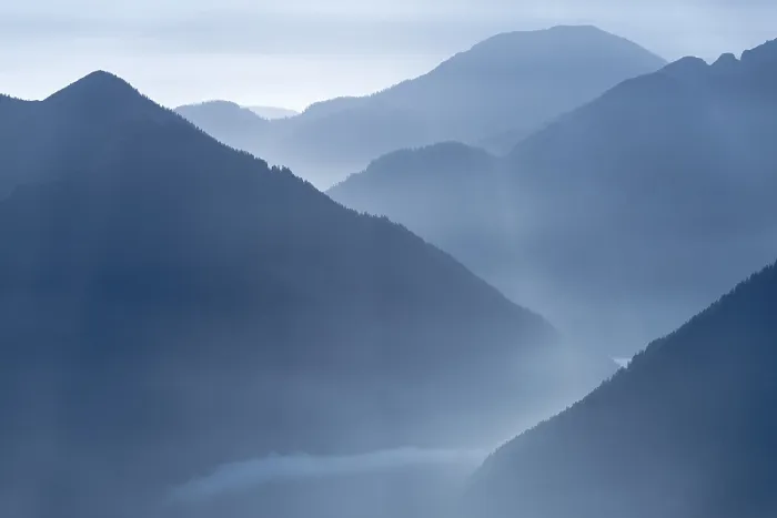 Gerahmter Druck : Blauen Stunde mit bewaldeten Bergen. Gerahmter Druck : Blauen Stunde mit bewaldeten Bergen.