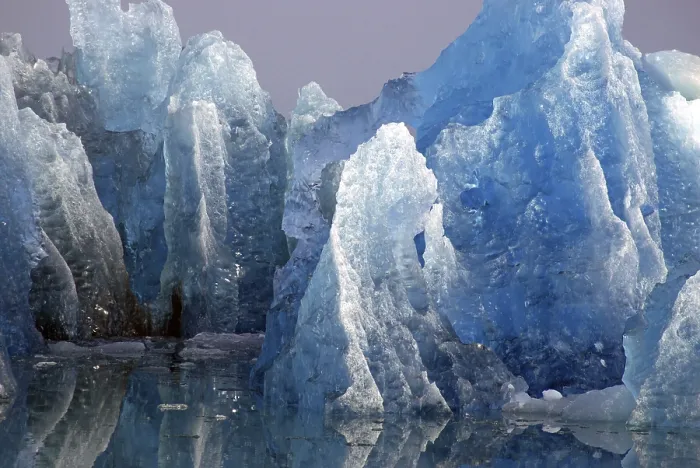 Gerahmter Druck : Blauer Eis spiegelte sich im Wasser. Gerahmter Druck : Blauer Eis spiegelte sich im Wasser.