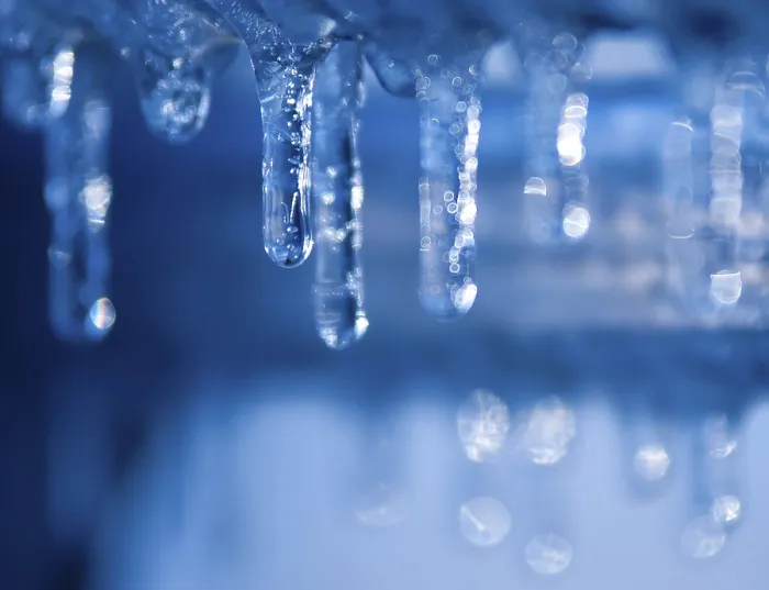 Gerahmter Druck : Blaue Eiszapfen Gerahmter Druck : Blaue Eiszapfen
