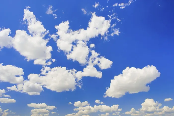 Gerahmter Druck : Himmelsblau mit Wolken. Gerahmter Druck : Himmelsblau mit Wolken.