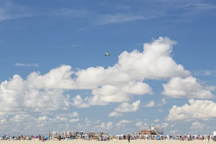 Gerahmter Druck : Blauer Himmel mit Wolken über der Bucht. Gerahmter Druck : Blauer Himmel mit Wolken über der Bucht.