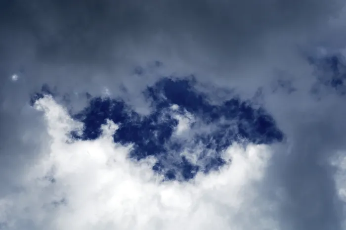 Gerahmter Druck : Himmelsblau zwischen dunklen Wolken. Gerahmter Druck : Himmelsblau zwischen dunklen Wolken.