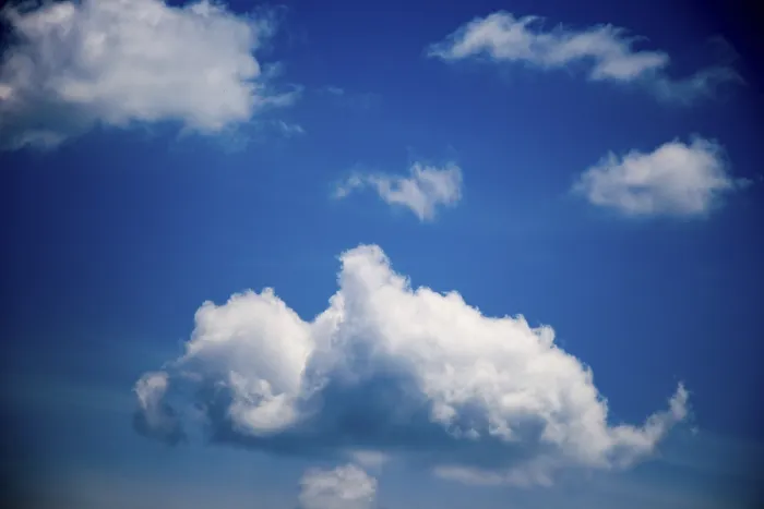 Gerahmter Druck : Himmelblauer Himmel mit weißen Wolken. Gerahmter Druck : Himmelblauer Himmel mit weißen Wolken.