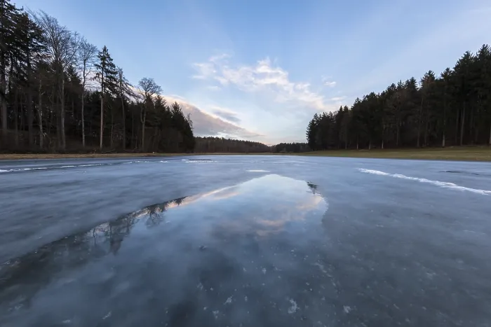 Gerahmter Druck : Blaues Himmelbild auf glattem Eis. Gerahmter Druck : Blaues Himmelbild auf glattem Eis.