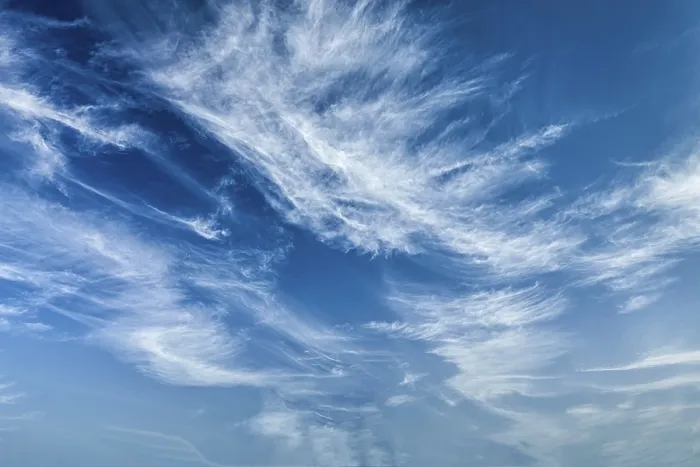 Gerahmter Druck : Himmelsblaues mit weißen Wolken. Gerahmter Druck : Himmelsblaues mit weißen Wolken.