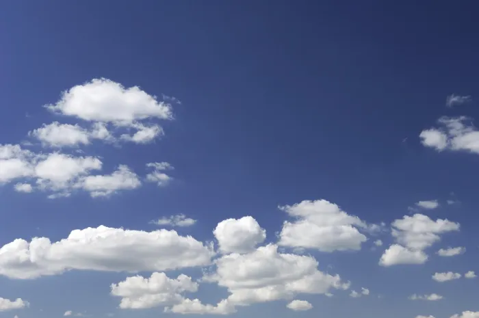 Gerahmter Druck : Blaues Himmel mit weißen Wolken. Gerahmter Druck : Blaues Himmel mit weißen Wolken.