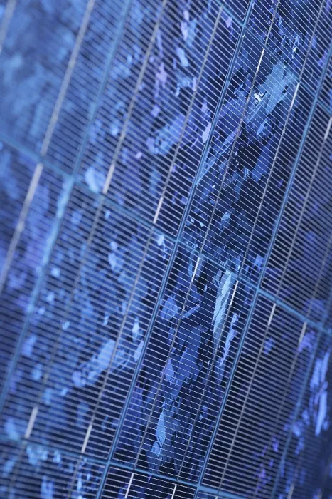Gerahmter Druck : Ein Detail eines blauen Solarpaneels. Geeignet für den Hintergrund. Gerahmter Druck : Ein Detail eines blauen Solarpaneels. Geeignet für den Hintergrund.