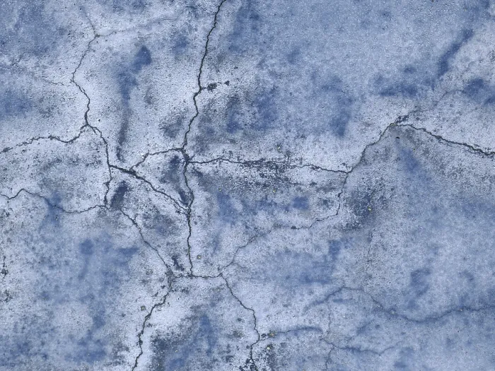 Gerahmter Druck : Blaue Wand mit Rissen.
