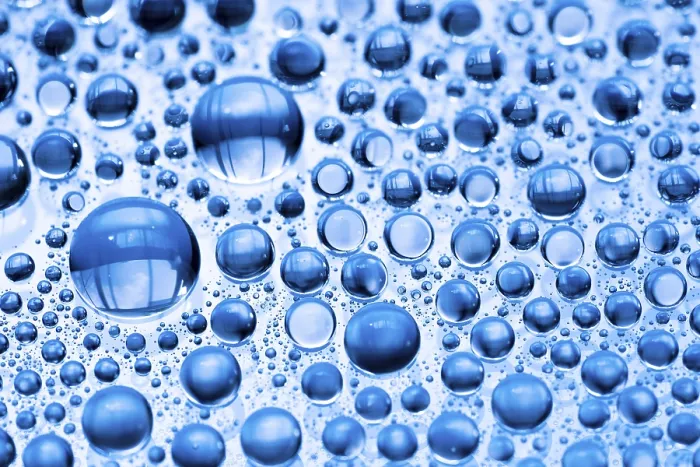 Gerahmter Druck : Blauer Wassertröpfchen-Hintergrund Nahschuss Gerahmter Druck : Blauer Wassertröpfchen-Hintergrund Nahschuss