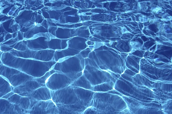 Gerahmter Druck : Blauer Wasser in einem Becken. Gerahmter Druck : Blauer Wasser in einem Becken.