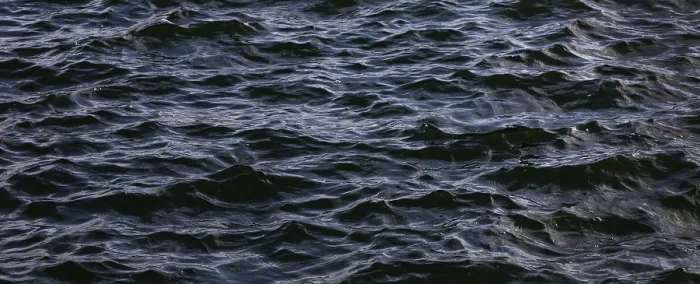 Gerahmter Druck : Blaues Wasser mit kleinen Wellen. Gerahmter Druck : Blaues Wasser mit kleinen Wellen.