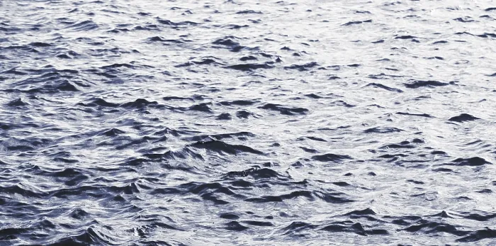 Gerahmter Druck : Blauer Wasser Oberfläche mit kleinen Wellen. Gerahmter Druck : Blauer Wasser Oberfläche mit kleinen Wellen.