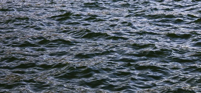 Gerahmter Druck : Blauer Wasserfläche mit kleinen Wellen. Gerahmter Druck : Blauer Wasserfläche mit kleinen Wellen.