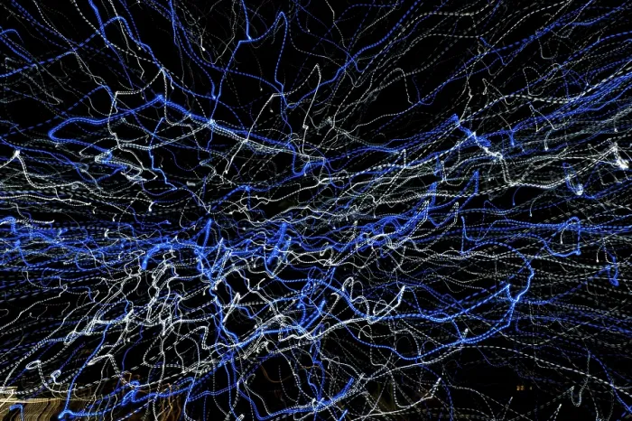 Gerahmter Druck : Blaue und weiße Lichtbahnen. Gerahmter Druck : Blaue und weiße Lichtbahnen.
