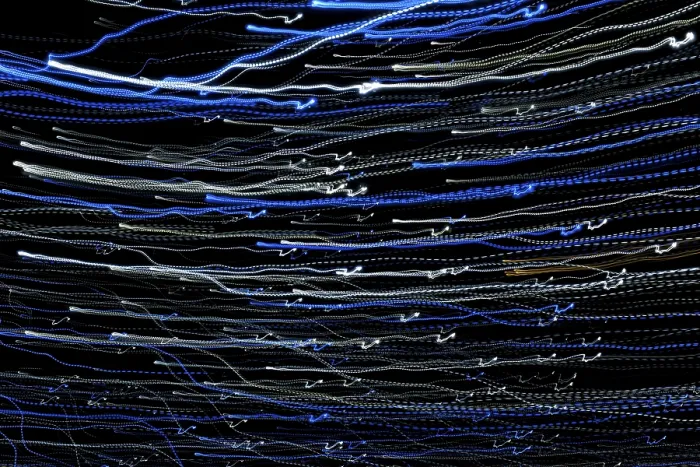 Gerahmter Druck : Blau- und weiße Lichtbahnen. Gerahmter Druck : Blau- und weiße Lichtbahnen.