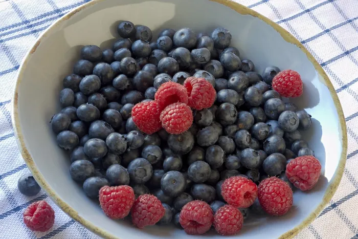 Gerahmter Druck : Blaubeeren und Erdbeeren Gerahmter Druck : Blaubeeren und Erdbeeren