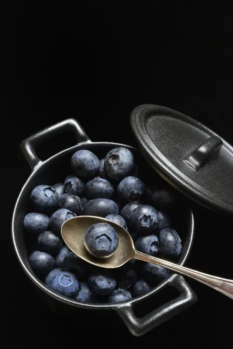 Gerahmter Druck : Blaubeeren mit Löffel in Töpfen. Gerahmter Druck : Blaubeeren mit Löffel in Töpfen.