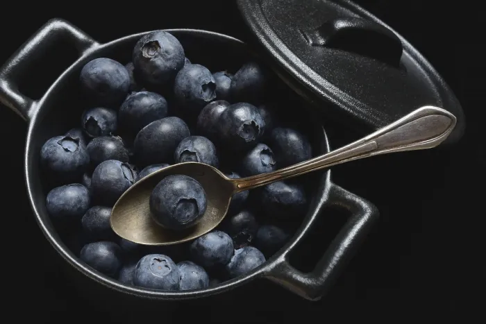 Gerahmter Druck : Blaubeeren mit Löffel in Töpfen. Gerahmter Druck : Blaubeeren mit Löffel in Töpfen.