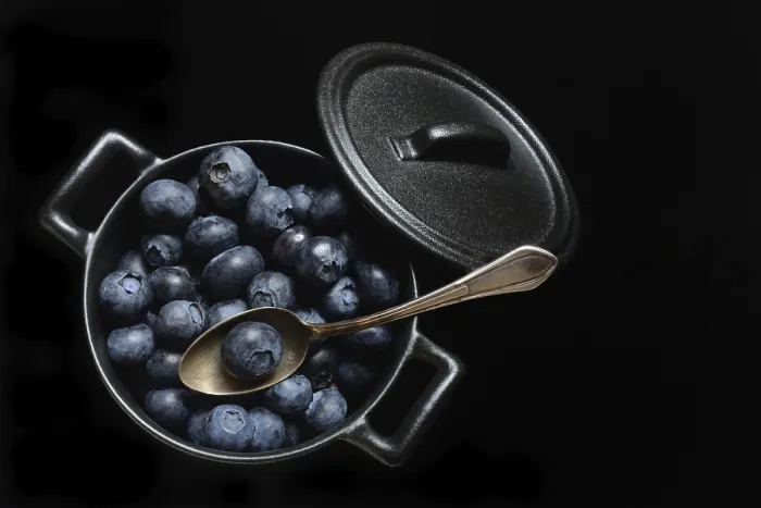 Gerahmter Druck : Blaubeeren mit Löffel in Töpfen. Gerahmter Druck : Blaubeeren mit Löffel in Töpfen.