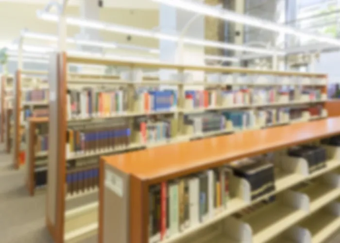 Gerahmter Druck : Unschärfe im Innenbereich einer Bibliothek, Aisle-Hintergrund. Gerahmter Druck : Unschärfe im Innenbereich einer Bibliothek, Aisle-Hintergrund.