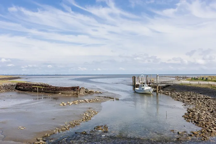 Gerahmter Druck : Boot an einem Kai auf der Hallig LangeneB Gerahmter Druck : Boot an einem Kai auf der Hallig LangeneB
