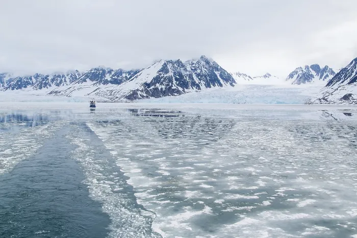 Gerahmter Druck : Boot vor dem Monacobreen-Gletscher. Gerahmter Druck : Boot vor dem Monacobreen-Gletscher.