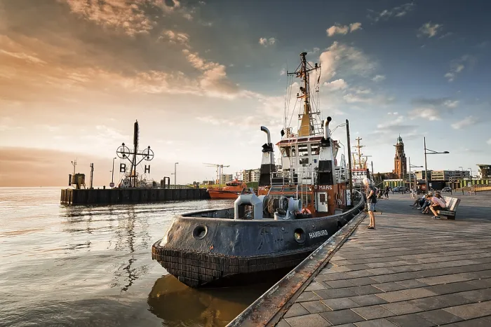 Gerahmter Druck : Boot an der Seebaderkaje bei Sonnenuntergang.