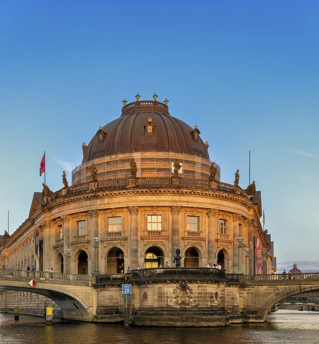 Gerahmter Druck : Das Bode-Museum im Licht des Abendsonnens. Gerahmter Druck : Das Bode-Museum im Licht des Abendsonnens.