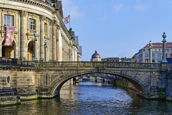 Gerahmter Druck : Bode-Museum und Monbijou-Brücke Gerahmter Druck : Bode-Museum und Monbijou-Brücke