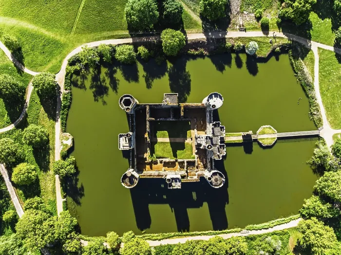 Gerahmter Druck : Top Down über Bodiam Castle von einem Drohne. Gerahmter Druck : Top Down über Bodiam Castle von einem Drohne.