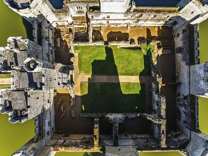Gerahmter Druck : Top Down über Bodiam Castle von einem Drohnen. Gerahmter Druck : Top Down über Bodiam Castle von einem Drohnen.