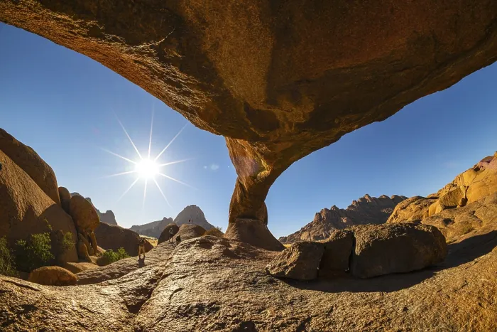 Gerahmter Druck : Bogenfels mit Spitzkoppe, Spitzkoppe Gebiet Gerahmter Druck : Bogenfels mit Spitzkoppe, Spitzkoppe Gebiet