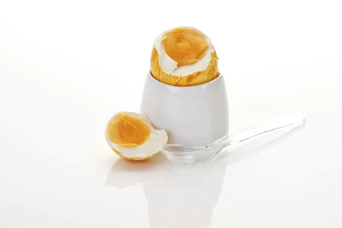Gerahmter Druck : Gekochtes Frühstücksei Osterei in einem Eierbecher mit Eierschöpferspitze. Gerahmter Druck : Gekochtes Frühstücksei Osterei in einem Eierbecher mit Eierschöpferspitze.
