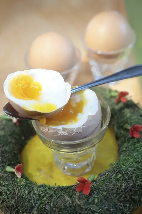 Gerahmter Druck : Eier in einem Eierbecher. Gerahmter Druck : Eier in einem Eierbecher.