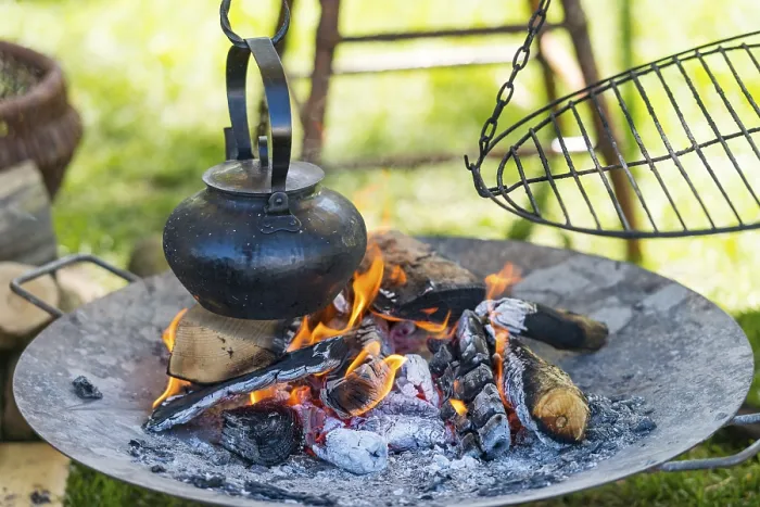 Gerahmter Druck : Im Feuer kochen. Gerahmter Druck : Im Feuer kochen.