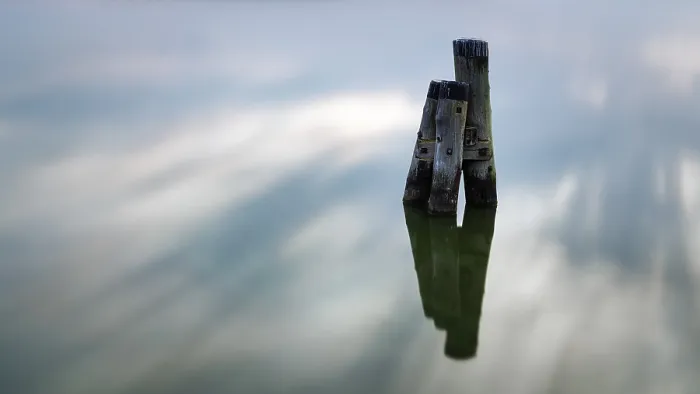 Gerahmter Druck : Pfeiler im Hafen am Abend. Gerahmter Druck : Pfeiler im Hafen am Abend.