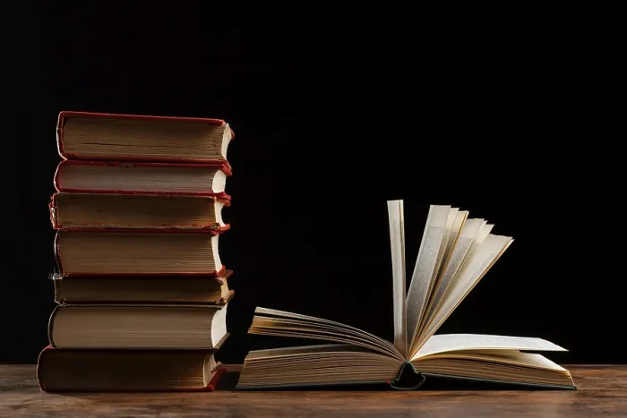 Gerahmter Druck : Bücherstapel auf dunkellem Hintergrund Gerahmter Druck : Bücherstapel auf dunkellem Hintergrund