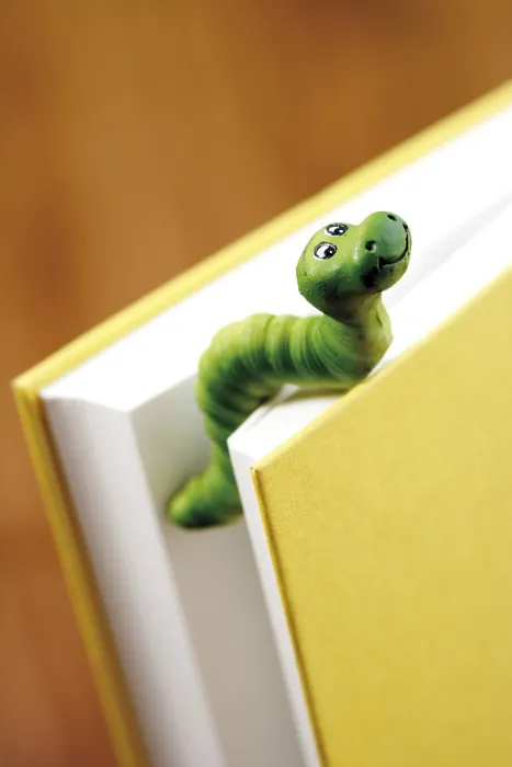 Gerahmter Druck : Buchwurm zwischen den Seiten eines Buches. Gerahmter Druck : Buchwurm zwischen den Seiten eines Buches.